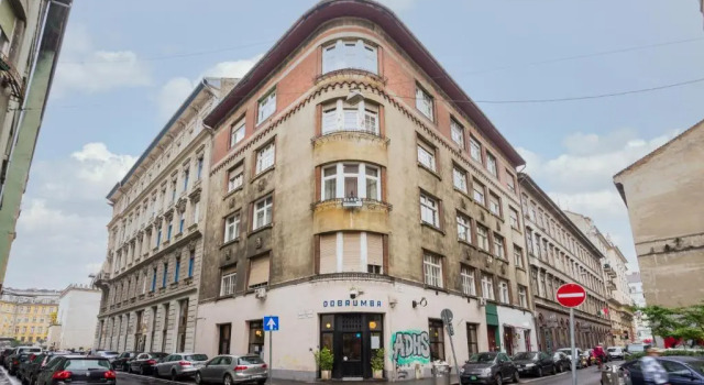 3 bedrooms bright flat in the heart of the city with free garage, Забронировать Отель Отели Будапешта с парковкой, рядом с Станция метро Vorosmarty Square, Парковка