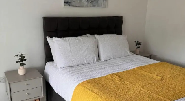 House - Sleeps 6 - Parking, Забронировать Дом для отпуска Коттеджи Ковентри, Коттедж