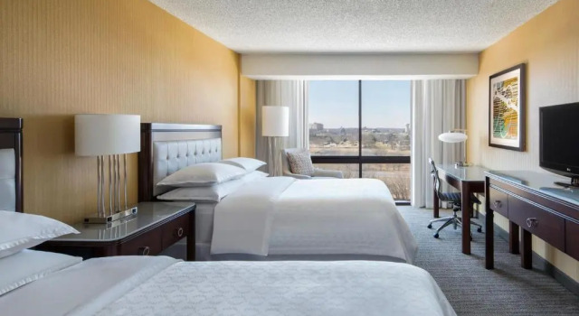 Четырёхместный номер Standard Sheraton West Des Moines