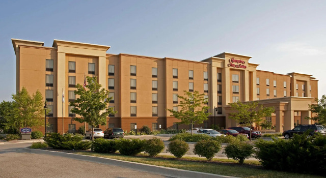 Кровать в общем номере Hampton Inn & Suites Bloomington-Normal