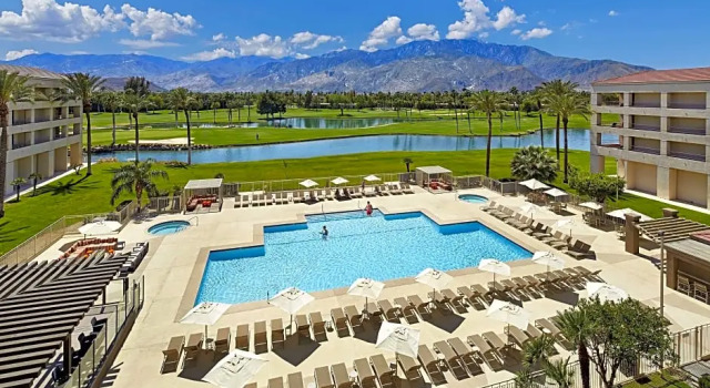 Четырёхместный номер Standard с видом на бассейн DoubleTree by Hilton Golf Resort Palm Springs