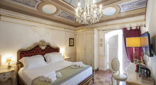 Двухместный номер Standard с балконом Les Suite Royales