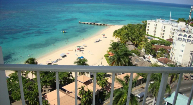 Студия с балконом и с видом на океан Sky Box Beach Suite at Montego Bay Club