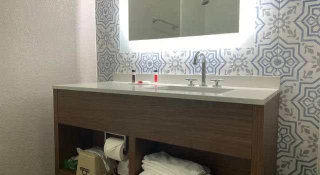 Номер Standard Days Inn & Suites by Wyndham Peachtree Corners Norcross