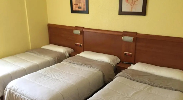 Трёхместный номер Standard Hostal Restaurante Iruñako