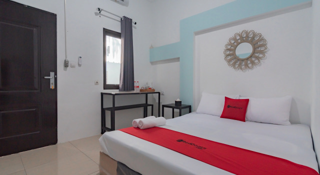 RedDoorz @ Jalan Otista Karawang
