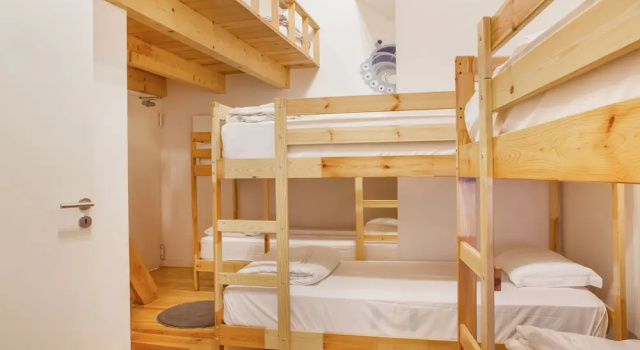 Кровать в общем номере (женский номер) Мансарда Happy Porto Hostel