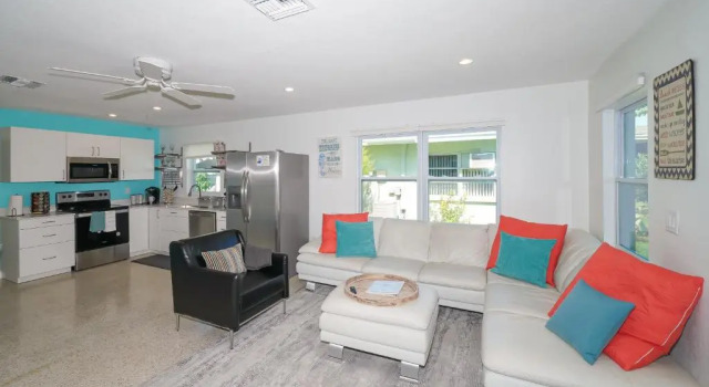 Modern & Fresh - Less than 3 miles to the Beach!