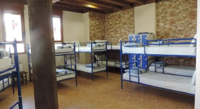 Кровать в общем номере с красивым видом из окна Albergue Santo Tomás de Canterbury - Hostel