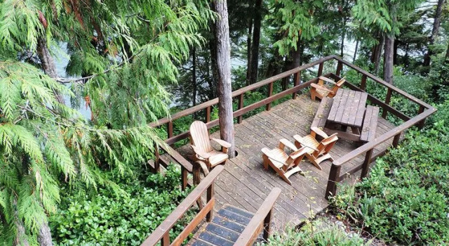 Wild Pacific Waterfront Cabins, Забронировать Дом для отпуска Коттеджи Уклуэлет, рядом с Huu-Mees-Ma-As Native Art Gallery, Коттедж