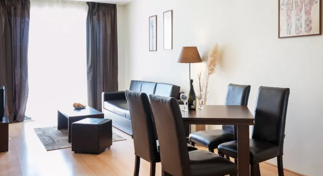 Апартаменты c 1 комнатой с балконом Charming 1 Bedroom Apartment for up to 4 Guests