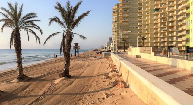 Апартаменты Beachfront and Bright Apartment