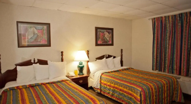 Четырёхместный номер Business Days Inn by Wyndham Parsippany
