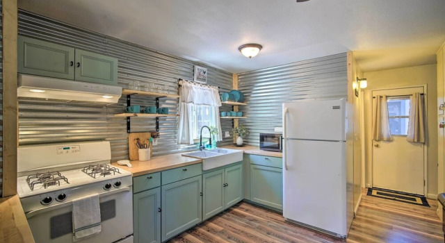 Коттедж с 2 комнатами Near Skiing & Swimming: Big Bear Gem w/ Game Room