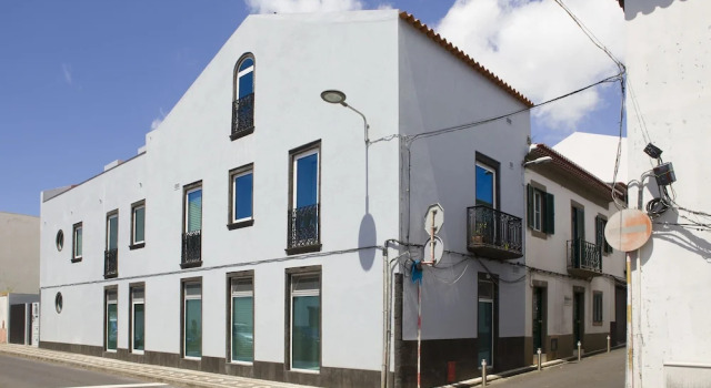THE HOLY COW - Hostel & Suites, Забронировать Хостел Отели Понта Делгада с парковкой, рядом с Военный музей Азорских островов, Парковка