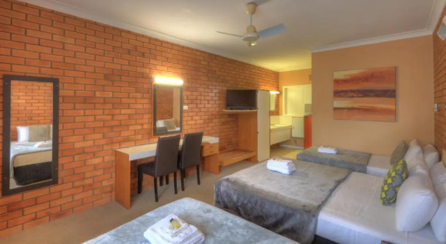 Четырёхместный номер Standard Hilldrop Motor Inn