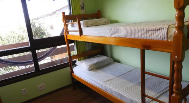 Кровать в общем номере (мужской номер) Santinho Hostel
