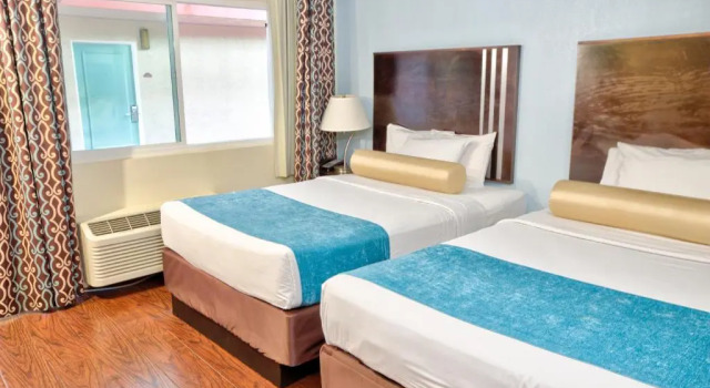 Четырёхместный номер Standard Sunrise Inn Point Loma