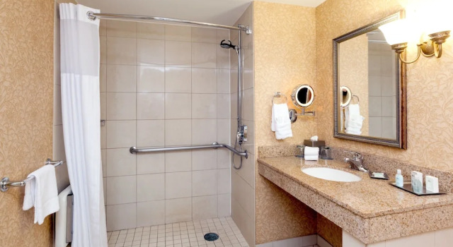 Четырёхместный номер Classic Virginia Crossings Hotel, Tapestry Collection by Hilton