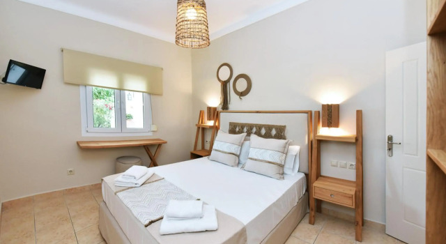 Clio's House, Prenota Hotel Adamas Milo