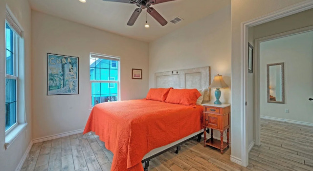 Cole's Cabin by Avantstay Coastal Retreat Pool Access, Balcony, Water Views + Mins to Beach, Buchen Sie Ferienhaus Corpus Christi Texas