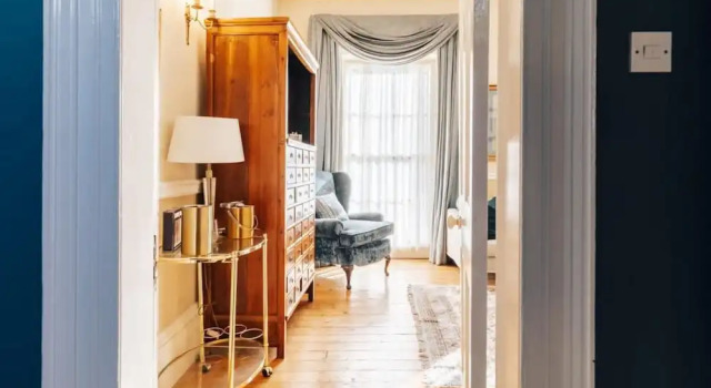 Апартаменты Central Townhouse with Garden & Free Parking