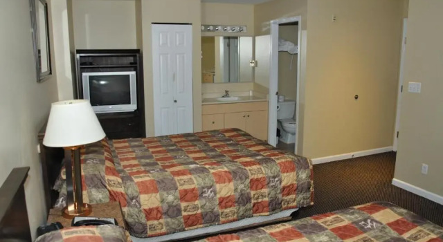 Четырёхместный номер Standard Canadian Inn