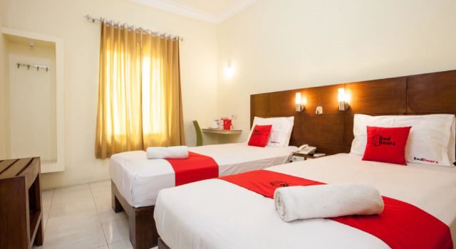 RedDoorz near Rungkut Industry, Book Hotel Rungkut Surabaya, near University Of 17 Agustus 1945 Surabaya