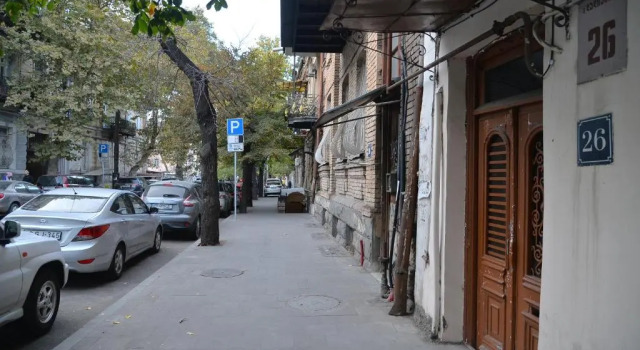 Natia's apartment on Dadiani st., Забронировать Апартаменты/квартира Отели Тбилиси с парковкой, рядом с Парк Рике, Парковка