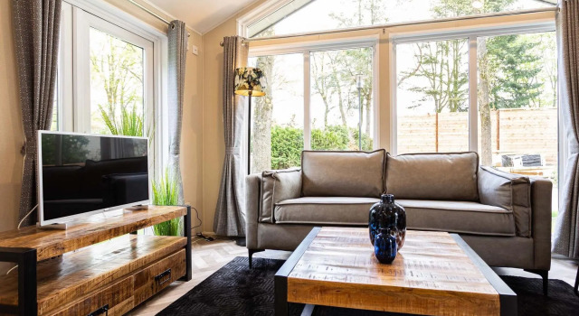 Well-kept chalet with microwave, in a holiday park in the middle of De Veluwe, Rezerwuj Chalet Domki letniskowe w Ede, Domek