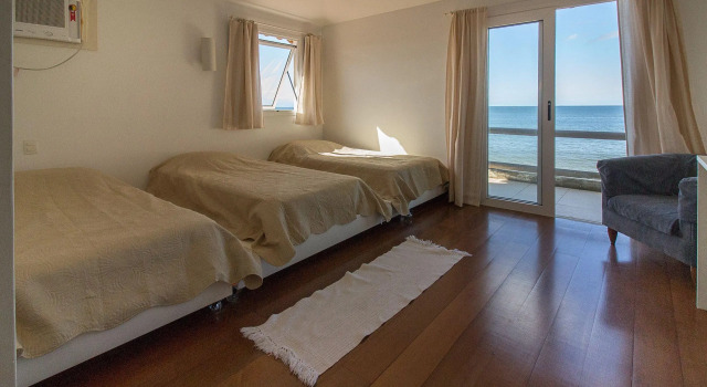 Casa Maravilhosa com Cinco Suítes, Pé na Areia da Praia de Manguinhos Por Luxury Rentals