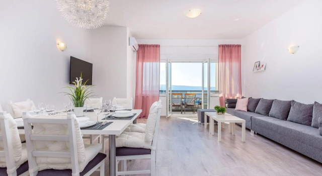 Gorgeous Home With Swimming Pool, Hot Tub & Sea View, Prenota Hotel Hotel 3 stelle a Dramalj, 3*