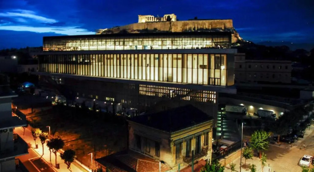 Acropolis area 5 minutes to the Museum and metro
