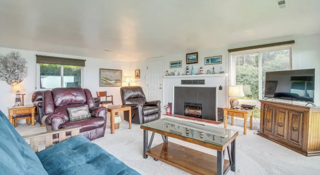 Cliffside Lighthouse Beach Home w/ Ocean View, Boek Hotel Charleston Oregon Coast