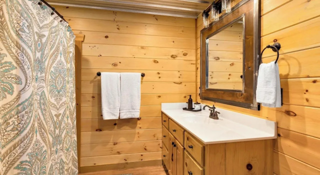 Коттедж Creekside Cabin w/ Hot Tub, Mtn Views & More!