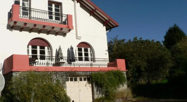 Le Toit Rouge B&B, Rezervovat Penzión se snídaní Hotely v Hautes-Pyrénées s parkováním, Parkování