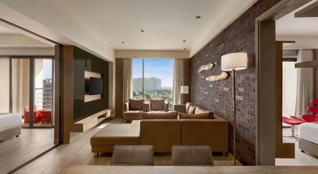 Люкс Deluxe с 2 комнатами с балконом и с красивым видом из окна Wyndham Ahmedabad Shela