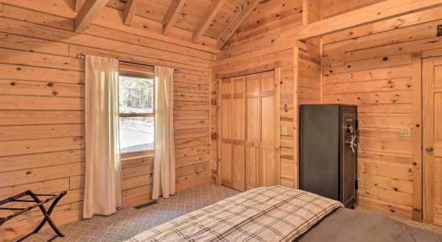 'serenity Woods' Cabin w/ Hot Tub & Fire Pit, Varaa Lomakoti Mountain Home 