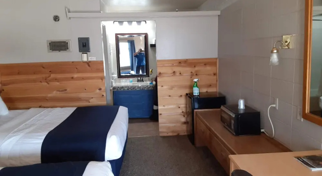 Четырёхместный номер Standard Two Rivers Inn West