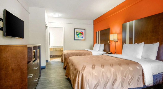 Четырёхместный номер Standard Quality Inn & Suites Jacksonville-Baymeadows