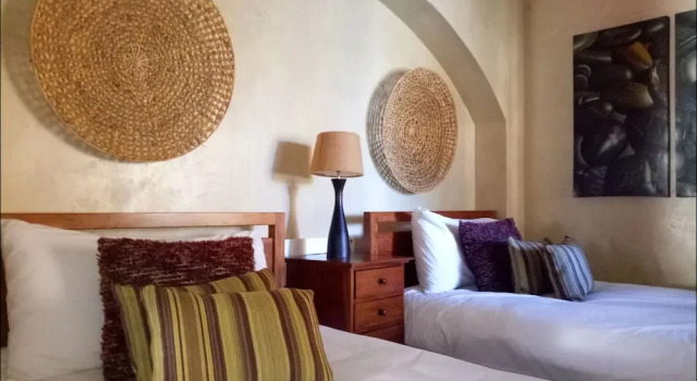 Cherry Grove Apartments, Забронировать Апартаменты/квартира Даллструм Белфаст, рядом с Dullstroom Bird of Prey &amp; Rehabilitation Centre