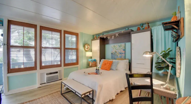 Chic Virginia Beach Retreat - Pool, Steps to Beach, Забронировать Апартаменты/квартира Апартаменты Вирджиния-Бич, рядом с Pacific Place Shopping Center, Апартаменты/квартира