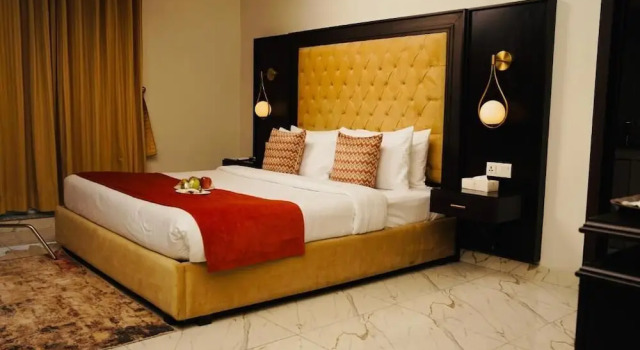 Faletti's Grand MM Alam Road, Book Hotel Hoteller i Lahore med parkering, nær Pace Shopping Mall, Parkering