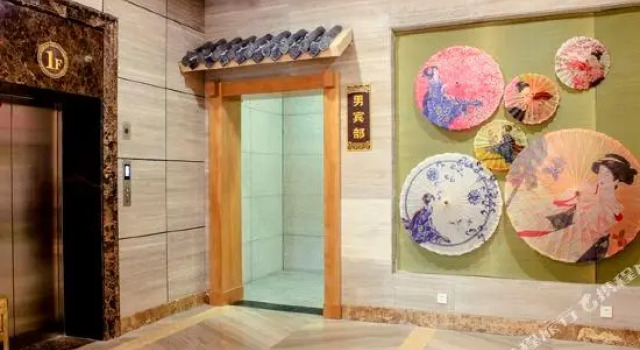 Кровать в общем номере Flower Time Hotel