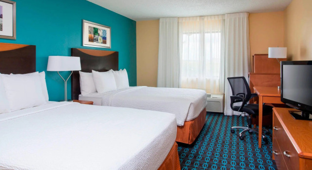 Четырёхместный номер Standard Fairfield Inn & Suites Victoria