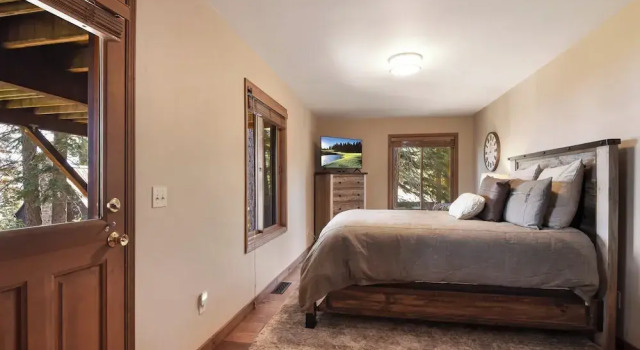 Shoreline Vista | 180° Lake Views | Pet-Friendly | 2 Master Suites, Забронировать Дом для отпуска Отели Карнелиан-Бэй с парковкой, рядом с Hwy 28 at Old County Rd Bus Stop, Парковка