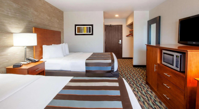 Четырёхместный люкс c 1 комнатой Wingate by Wyndham Detroit Metro Airport