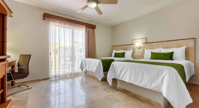 Четырёхместный номер Standard с балконом Quality Inn Mazatlan