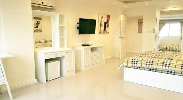 Large, Stylish 2 bed Apartment With Pool Table in Pattaya, Забронировать Апартаменты/квартира Центральная Паттайя Паттайя