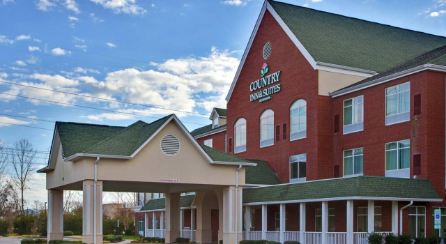 Comfort Inn & Suites Hampton near Coliseum, Book Hotel Hoteller i Hampton med pool, Swimmingpool